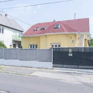  Apartman Hi-bp Garden City Batsanyi 3 Rooms, Upstairs Near The City Train With Free Parking